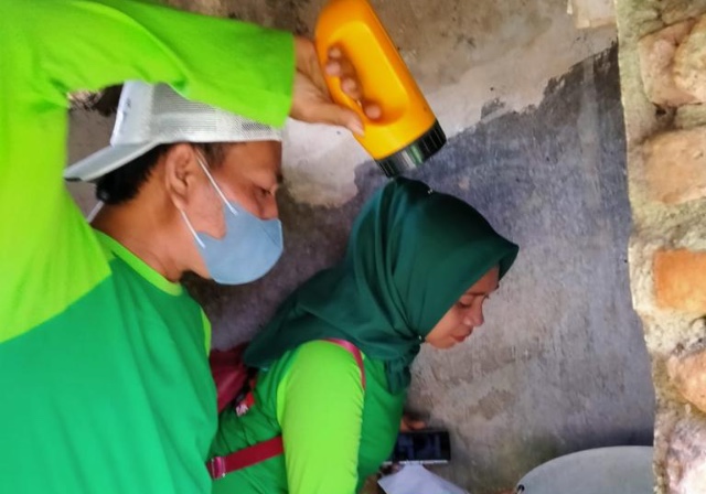 Foto : Tim PKK bersih keras melihat jentik nyamuk di bak mandi ataupun kaleng bekas. (Doc. Istimewa). 