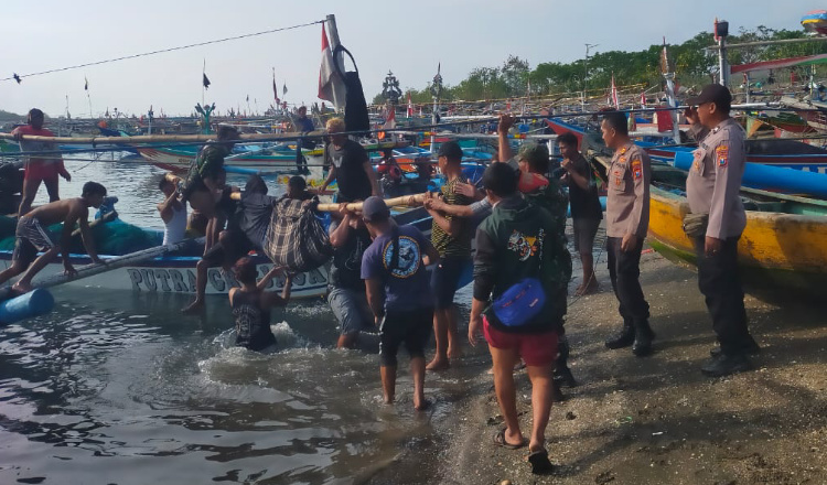 Kapal Nelayan Digulung Ombak di Pantai Grajagan Banyuwangi, 20 Orang Selamat, 4 Tewas, 3 Hilang