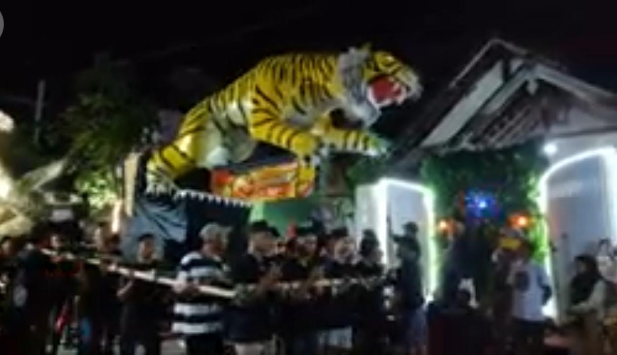 Photo : Acara dimeriahkan dengan pawai krepek onggo joyo, patung macan. (Doc. ilham).