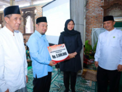 Regent Ipuk Fiestiandani Hands Over Imam Masji's Honorary Money…