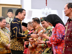 Diserahkan Presiden Jokowi, Banyuwangi Raih Pengendalian Inf…