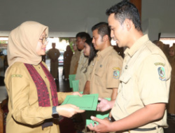 460 Banyuwangi Teachers and Health Workers Receive Functional Position Decrees
