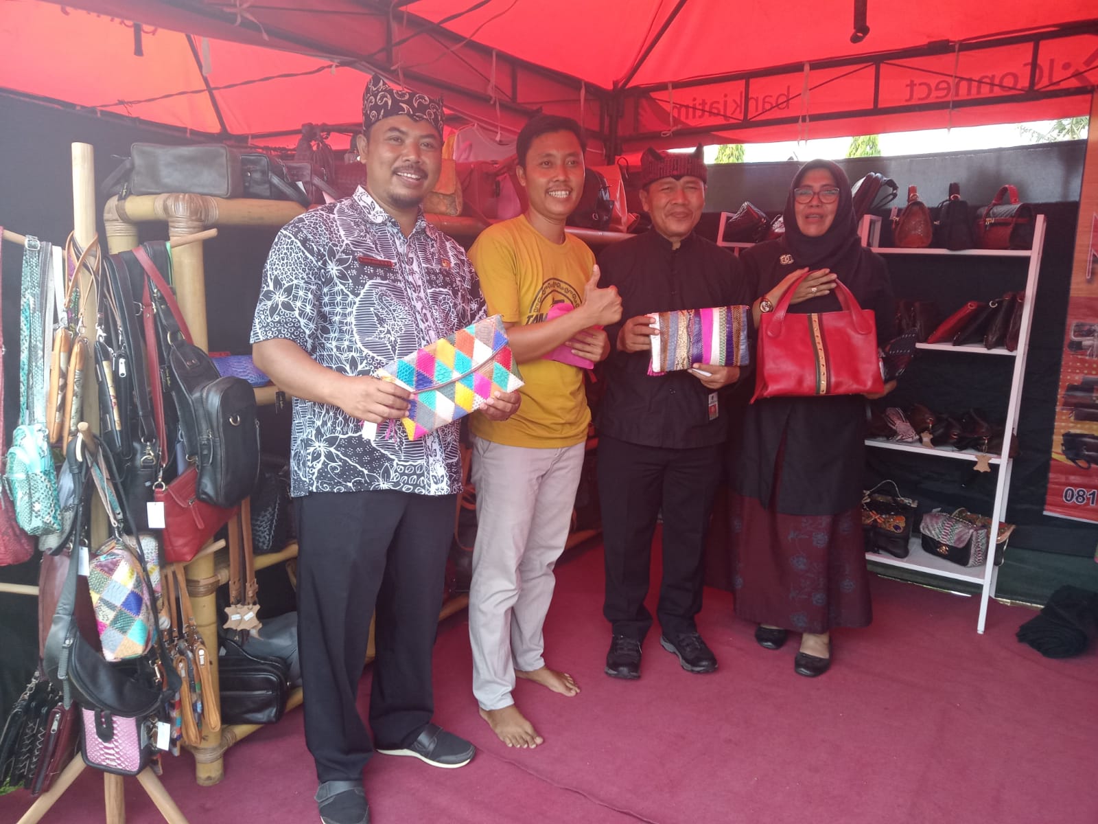 Photo : , Drs. Arif Setiawan, MM., Assistant 2 The Banyuwangi Regional Secretary together with the Tampo Village Head and craftsmen show handiwork that is no less than factory products at the Tampo Fair UMKM stand 2023. (While. Masduki).