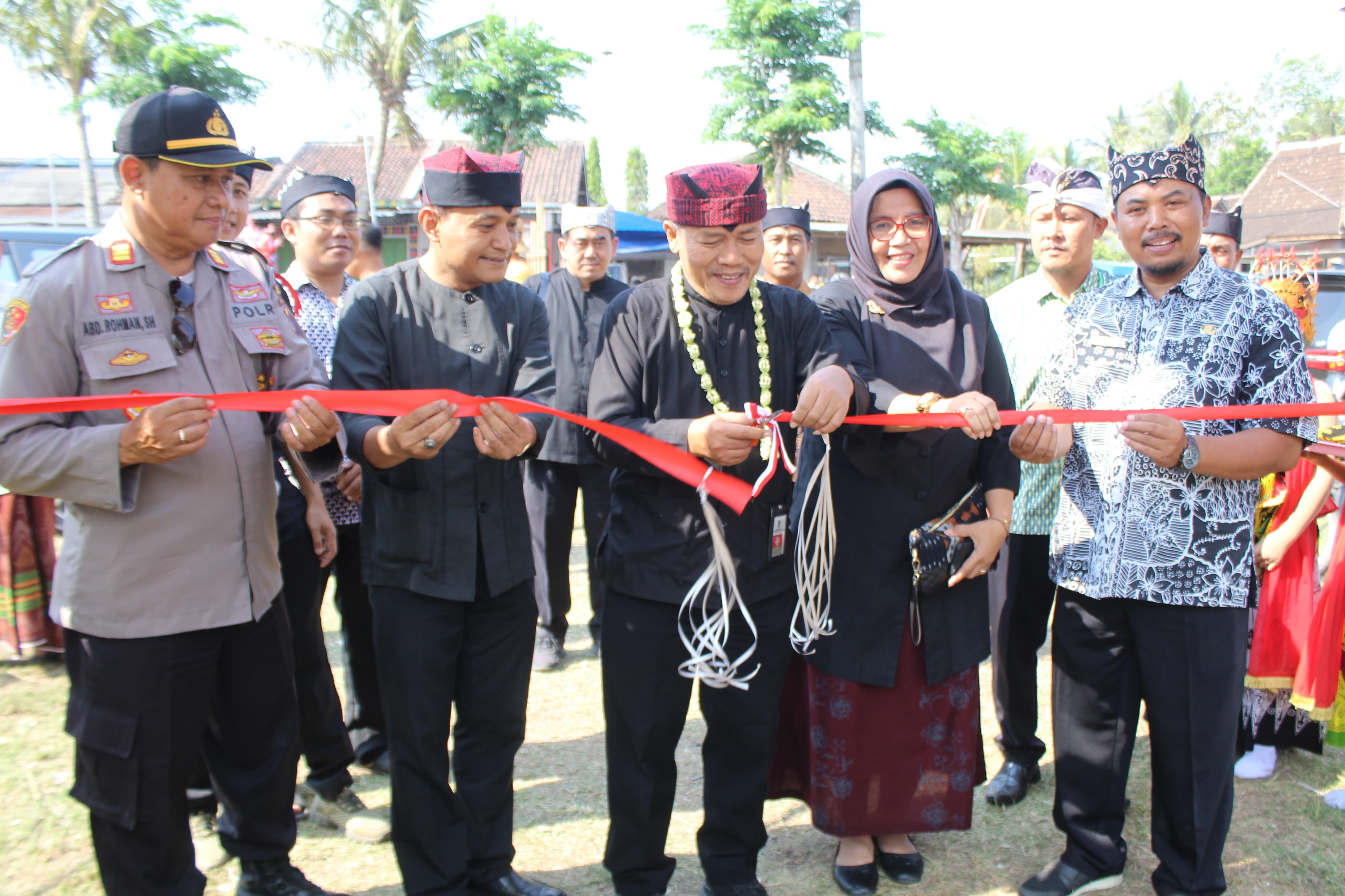 Photo : , Drs. Arif Setiawan, MM., Assistant 2 Banyuwangi Regional Secretary, cutting the red ribbon marking the general festival at Tampo Fair 2023 officially opened. (While. Special).