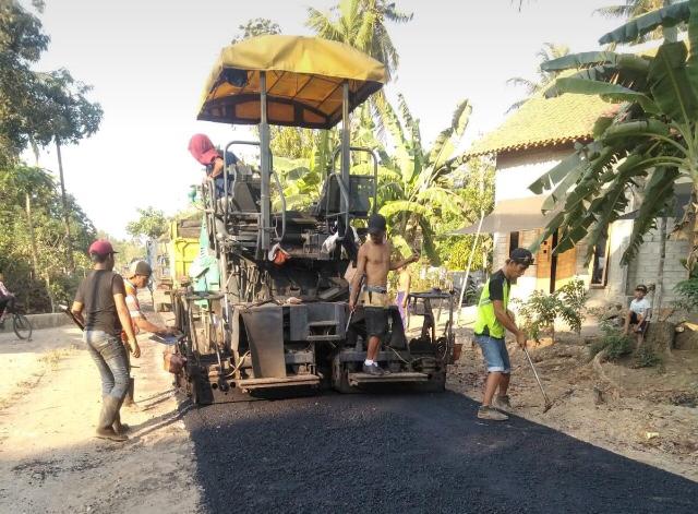 Proses hotmix pembangunan jalan desa Sambirejo dikerjakan dengan teliti oleh CV. Familia Graha. (Foto: Istimewa)
