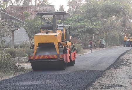Jalan desa Sambirejo Kecamatan Bangorejo dikerjakan sistem hotmix. (Foto: Istimewa).