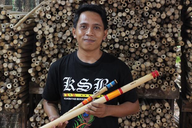 Iwan Pinanggih Saputra (33 tahun), mampu memproduksi sebanyak 150 ribu buah seruling dalam setahun. (Foto: Rony. Jurnalnews).