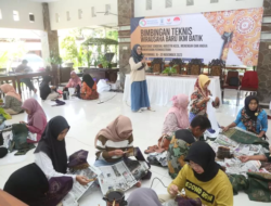 Support Community Welfare, Handoko Holds Batik and Cell Phone Service Courses for Hundreds of Banyuwangi Youth