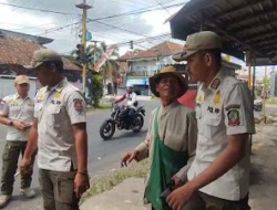 Satpol PP Banyuwangi Tangkap Pengemis Mangkal di Lampu Merah Kota Genteng