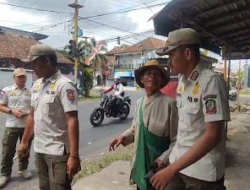 Banyuwangi Satpol PP Arrests Beggars Hanging Out at Red Lights in Genteng City