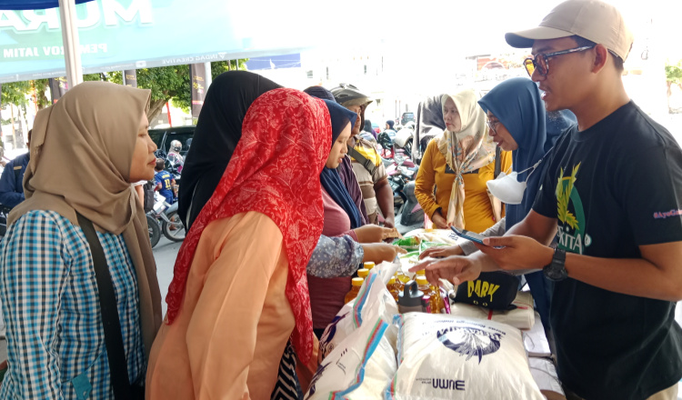 Enthusiastic Residents Storm the Cheap Market in Banyuwangi