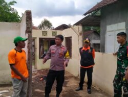 Diguyur Hujan Deras, Rumah Sederhana Milik Warga Ambruk