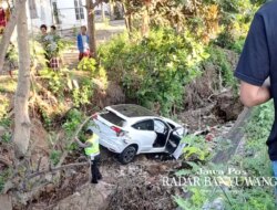 Alami Pecah Ban di Mangir Rogojampi, Mobil HRV Nyemplung ke Parit