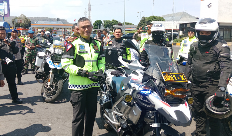 Make sure the Nataru Route runs smoothly, East Java Regional Police Chief Motorized Patrol from Surabaya-Banyuwangi