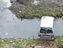 Mengantuk, Minibus VS Motor Terjebur ke Sungai