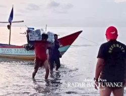 Jawa Pos Radar Banyuwangi Newspaper Expedition Utilizes Fishing Boats. Use a Machine 40 PK, Crossing the Bali Strait is enough 20 Minute
