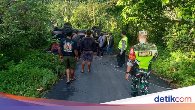 pikap-bawa-manggis-tak-kuat-menanjak,-terbalik-tewaskan-satu-orang