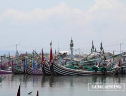 Fishermen Participate in New Year's Holidays, A number of boats and ships are docked in the harbor area
