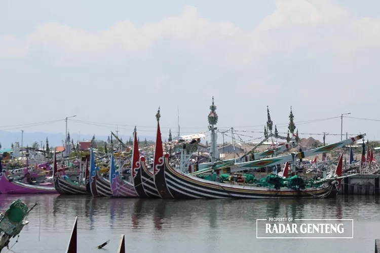 nelayan-ikut-libur-tahun-baru,-sejumlah-perahu-dan-kapal-slereknya-bersandar-di-daerah-pelabuhan
