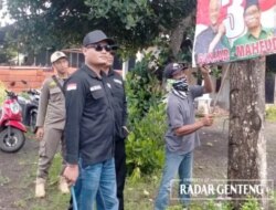 Satpol PP dan Panwascam Bersih-Bersih APK yang Dianggap Melanggar Aturan Pemasangan