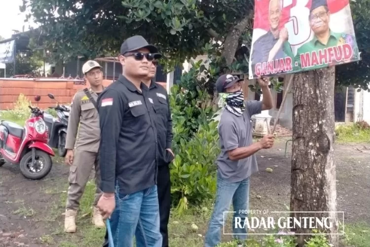 satpol-pp-dan-panwascam-bersih-bersih-apk-yang-dianggap-melanggar-aturan-pemasangan