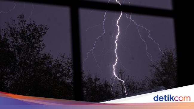 cuaca-jawa-timur-3-januari-2024:-awas-hujan-petir-di-18-daerah