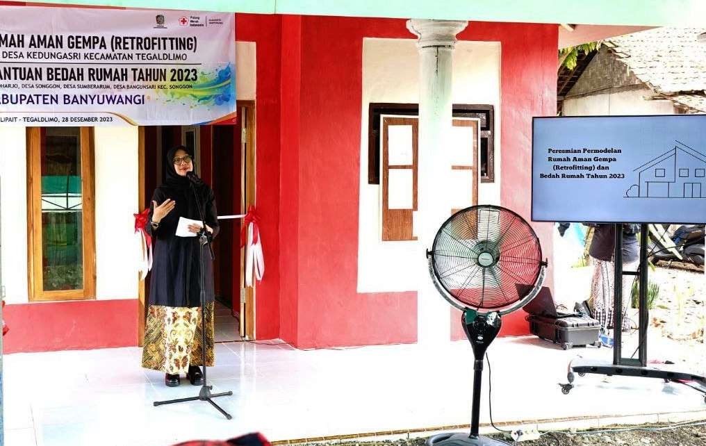 pemkab-pmi-banyuwangi-bedah-rumah-dengan-metode-tahan-gempa