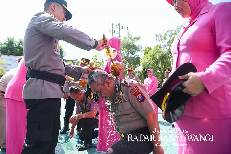 kado-awal-tahun-2024,-60-personel-polresta-banyuwangi-naik-pangkat