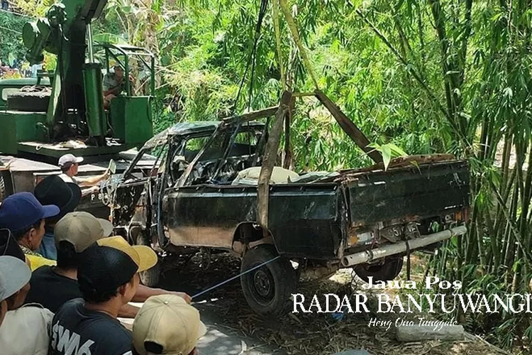 tidak-kuat-nanjak,-pikap-pengangkut-dekorasi-pernikahan-terjun-ke-jurang-jambesari-banyuwangi