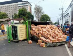 Akibat Ban Meletus, Truk Bermuatan Minyak Goreng Terguling di Kalipuro