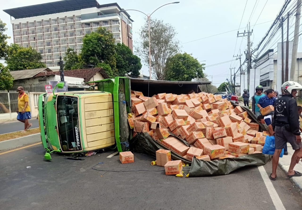 akibat-ban-meletus,-truk-bermuatan-minyak-goreng-terguling-di-kalipuro