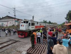 Kecelakaan Truk Tronton di Banyuwangi, KA Tertahan di Stasiun