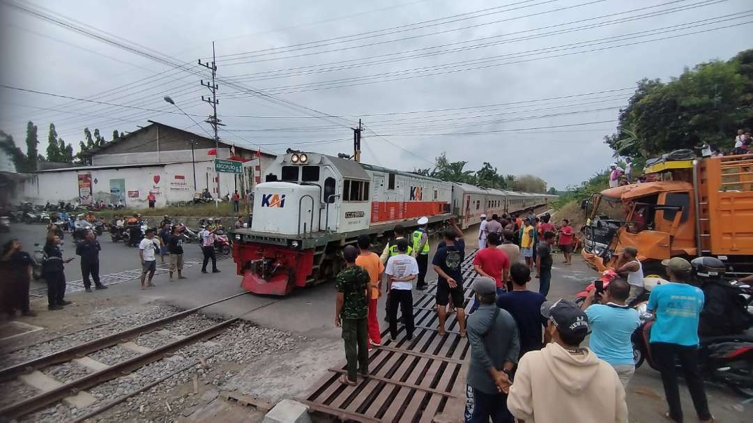 kecelakaan-truk-tronton-di-banyuwangi,-ka-tertahan-di-stasiun