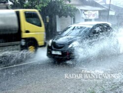 Genteng Diguyur Hujan Deras, Selokan Meluap, Jalan Raya Pun Jadi Sungai – Radar Banyuwangi
