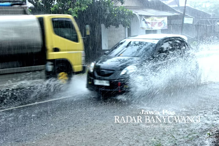 genteng-diguyur-hujan-deras,-selokan-meluap,-jalan-raya-pun-jadi-sungai-–-radar-banyuwangi