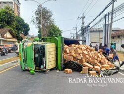 Diduga Gegara Ban Pecah, Truk Muatan Minyak Goreng Terguling di Kalipuro Banyuwangi