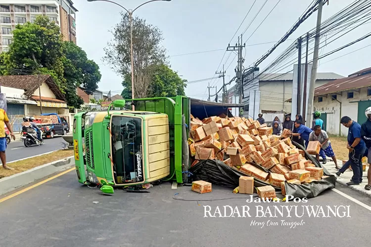 diduga-gegara-ban-pecah,-truk-muatan-minyak-goreng-terguling-di-kalipuro-banyuwangi