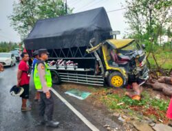 Hendak Menyalip, Truk Box Malah Tabrak Colt Diesel di Depannya