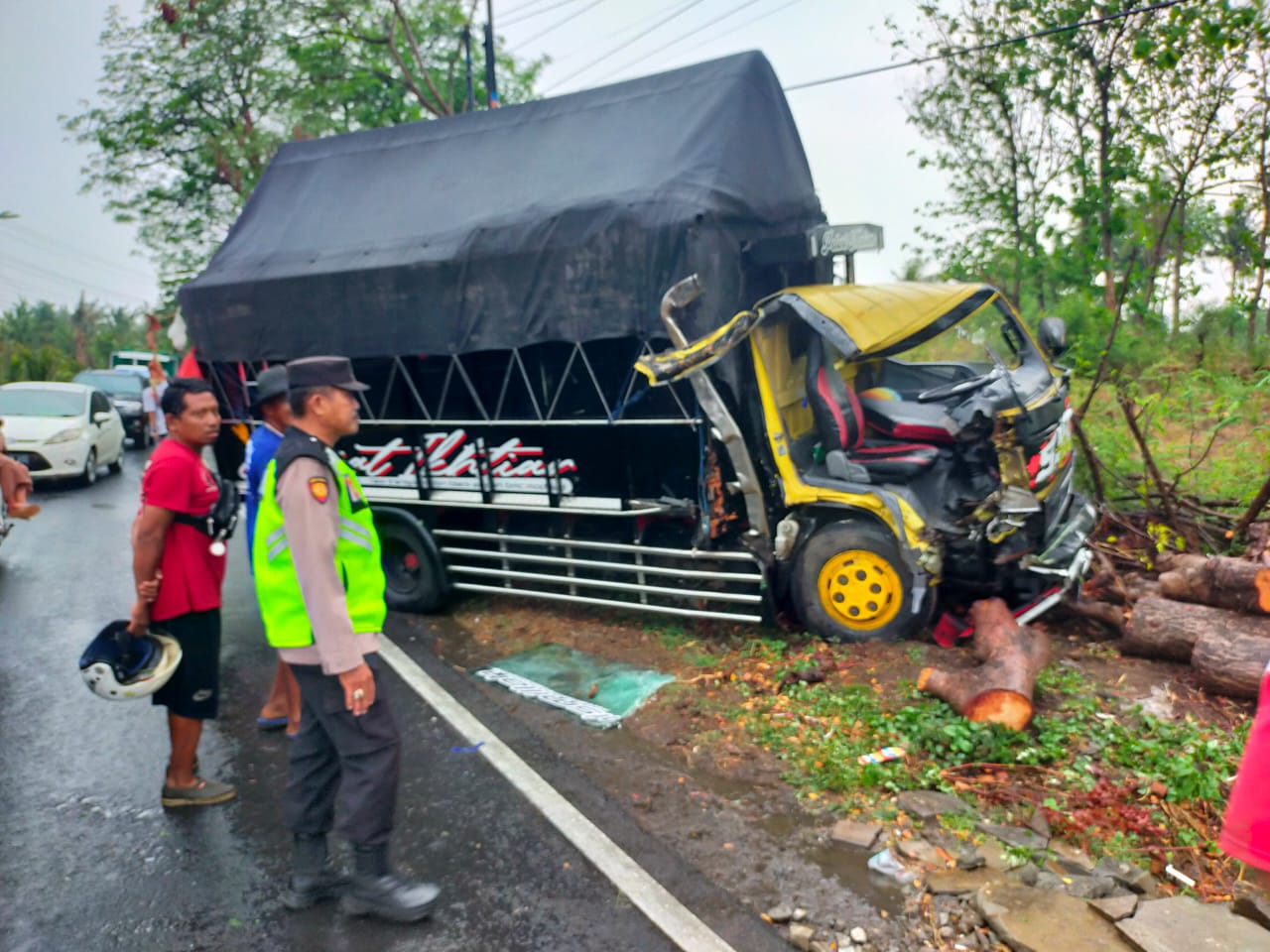 hendak-menyalip,-truk-box-malah-tabrak-colt-diesel-di-depannya
