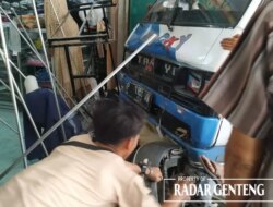 Mobil Pikap Tabrak Pemotor dan Toko, Satu Tewas yang Mengalami Luka Berat di Bagian Kepala