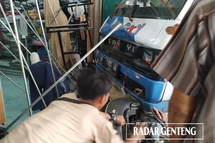 mobil-pikap-tabrak-pemotor-dan-toko,-satu-tewas-yang-mengalami-luka-berat-di-bagian-kepala