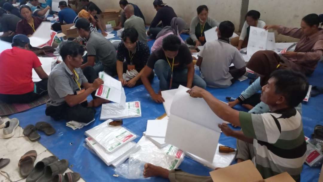 kpu-banyuwangi-mulai-sortir-dan-pelipatan-surat-suara-pemilu-2024