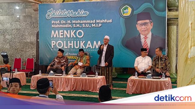 pernah-disambangi-amin,-pengasuh-ponpes-banyuwangi-ini-dukung-ganjar-mahfud