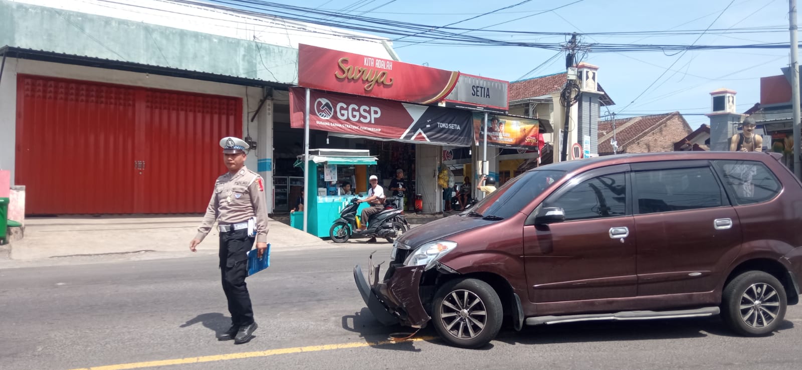 kecelakaan-antar-daihatsu-xenia-dan-suzuki-carry-terjadi-di-cluring