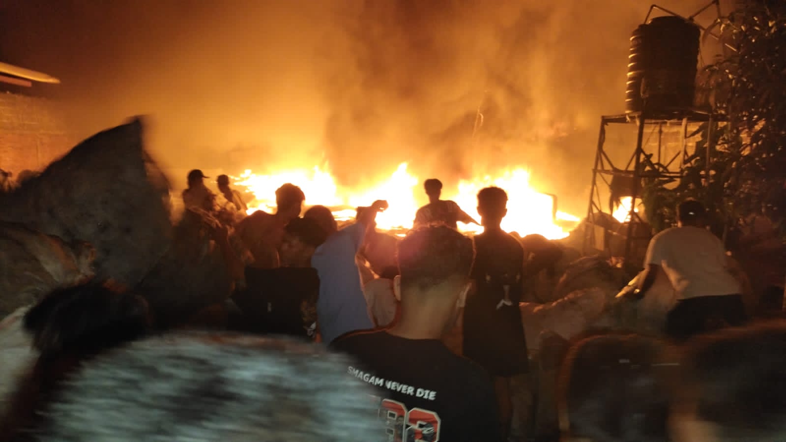 gudang-rongsokan-di-gambiran-terbakar,-kerugian-capai-puluhan-juta-rupiah