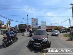 Gara-Gara Ingin Menghindari Sepeda Motor, Mobil Xenia dan Suzuki Carry Adu Moncong