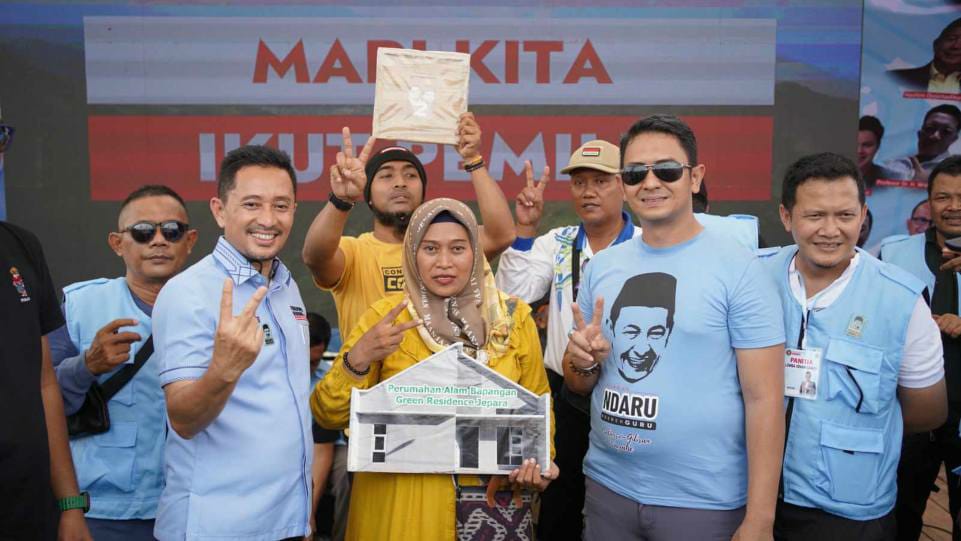 kuswariyah-beruraian-airmata-terima-hadiah-satu-unit-rumah-dari-nderek-guru
