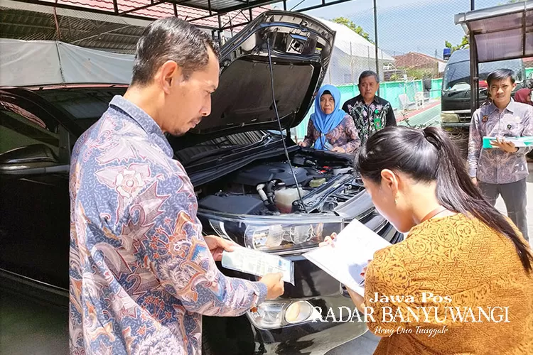 kendaraan-dinas-milik-pn-banyuwangi-diperiksa,-termasuk-mobdin-hakim