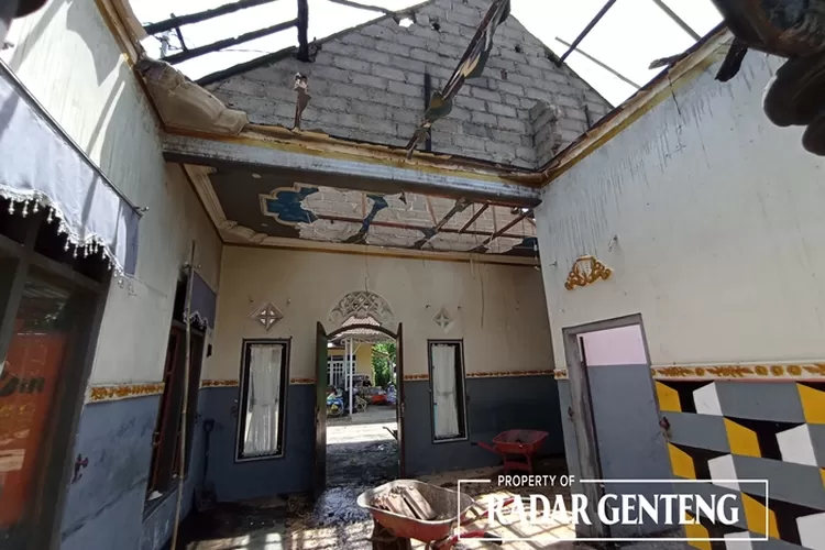 ditinggal-tidur,-rumah-habis-terbakar-diduga-dari-lilin-yang-menyambar-kasur-di-dalam-kamar.