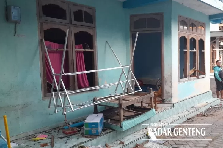 cemburu,-mengamuk,-rumah-tetanga-dirusak,-saat-kejadian-pelaku-membawa-pisau-dan-celurit